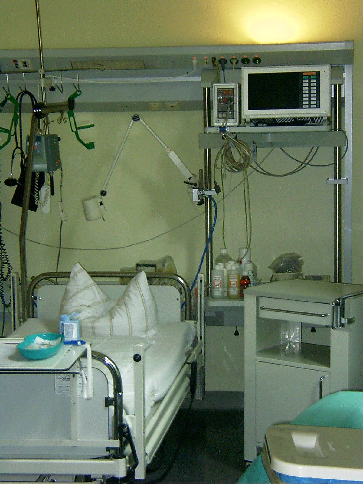 Technische Ausstattung eines Patientenzimmers mit Versorgungsleiste und Überwachungstechnik